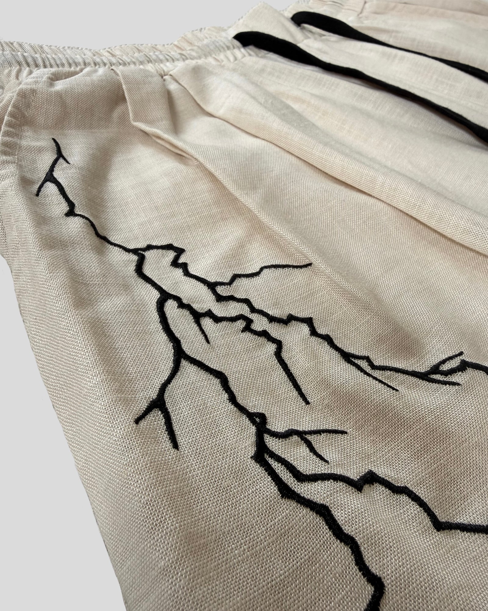雷鳴 LIGHTNING EMBROIDERY SHORTS WHITE – GXX