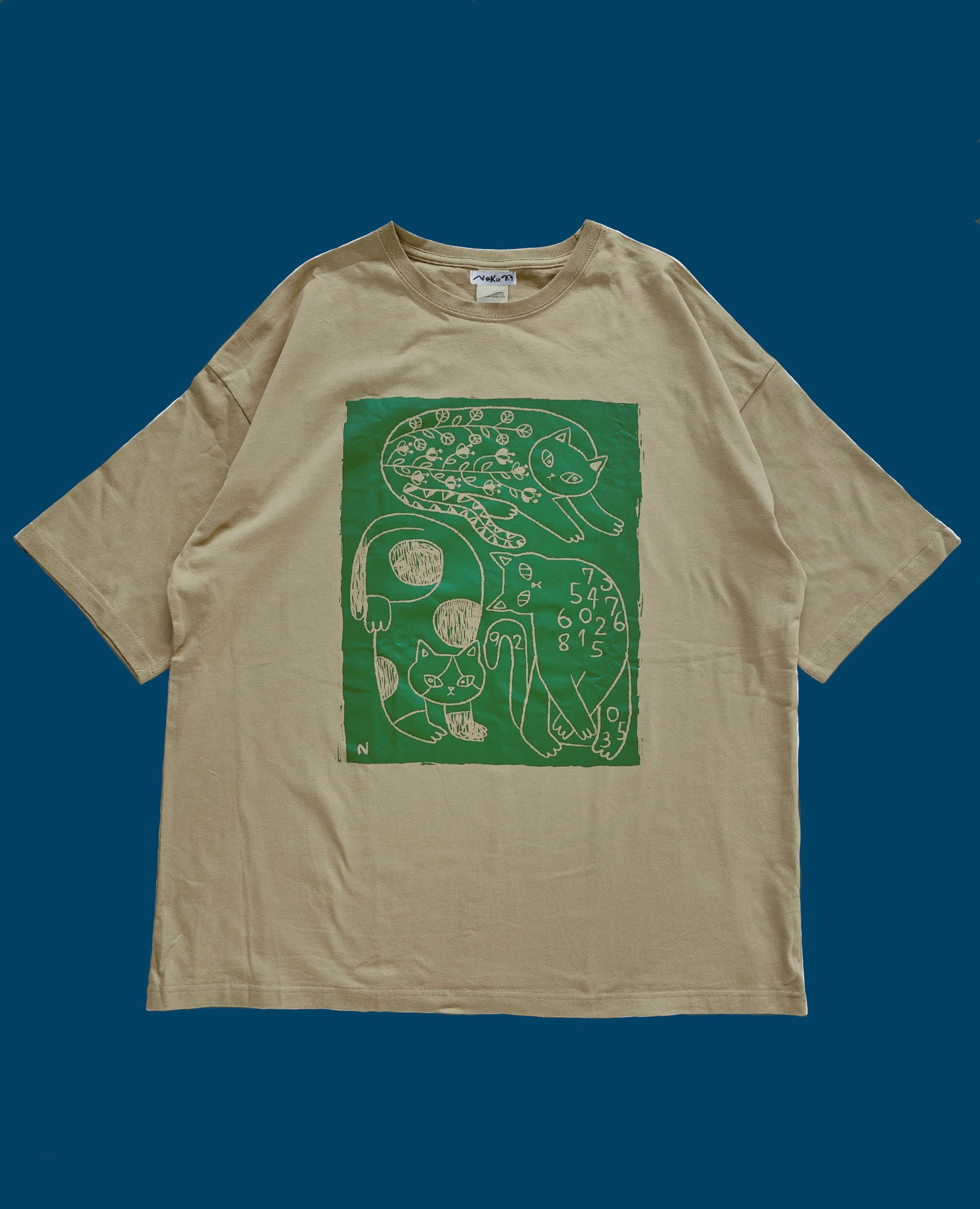 3匹猫 オーバーサイズtシャツ 薄めのカーキ – GXX